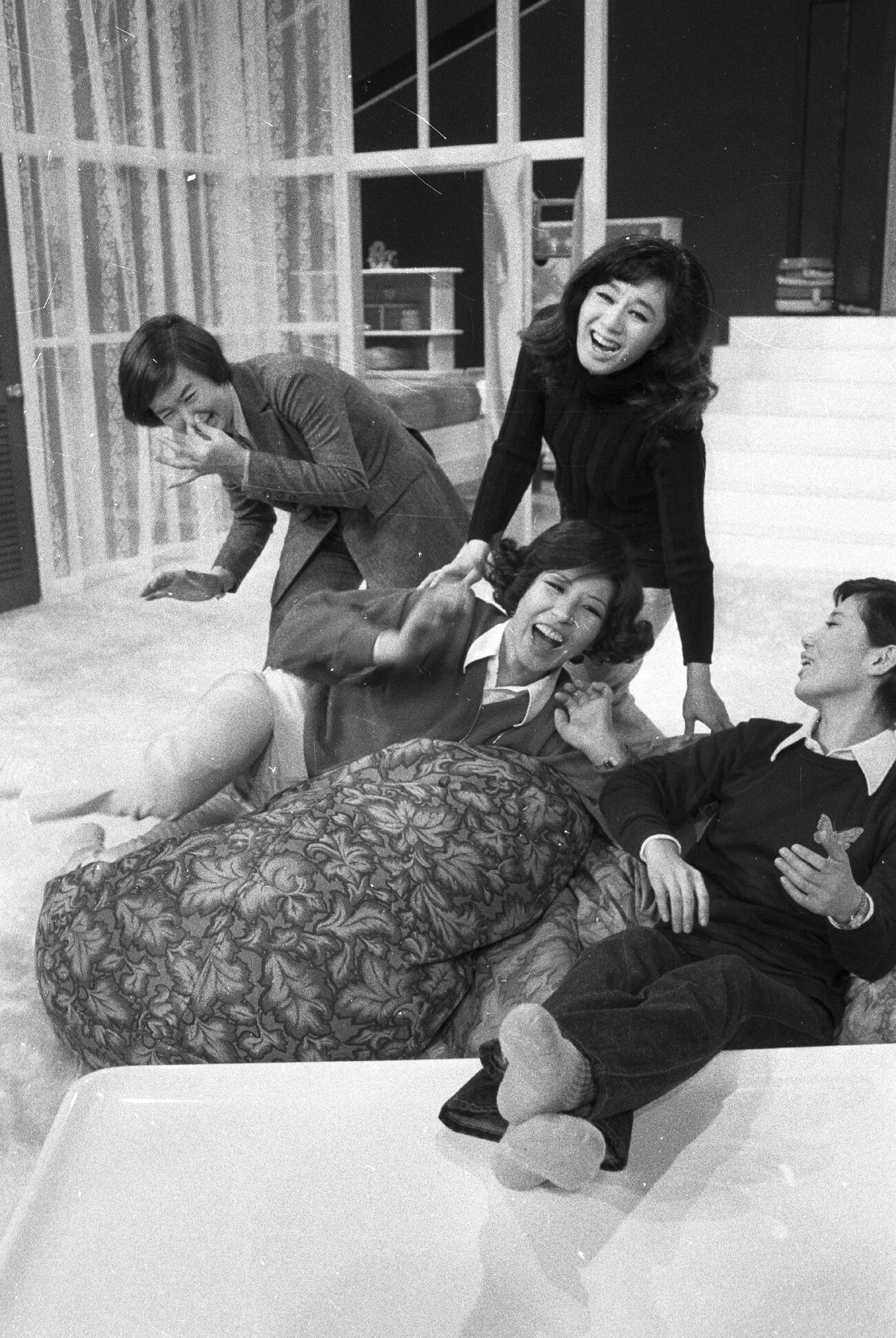 1971年3月、TBS「おかしな四つ児」に出演する左から佐良直美、和田アキ子、ちあきなおみさん、水前寺清子