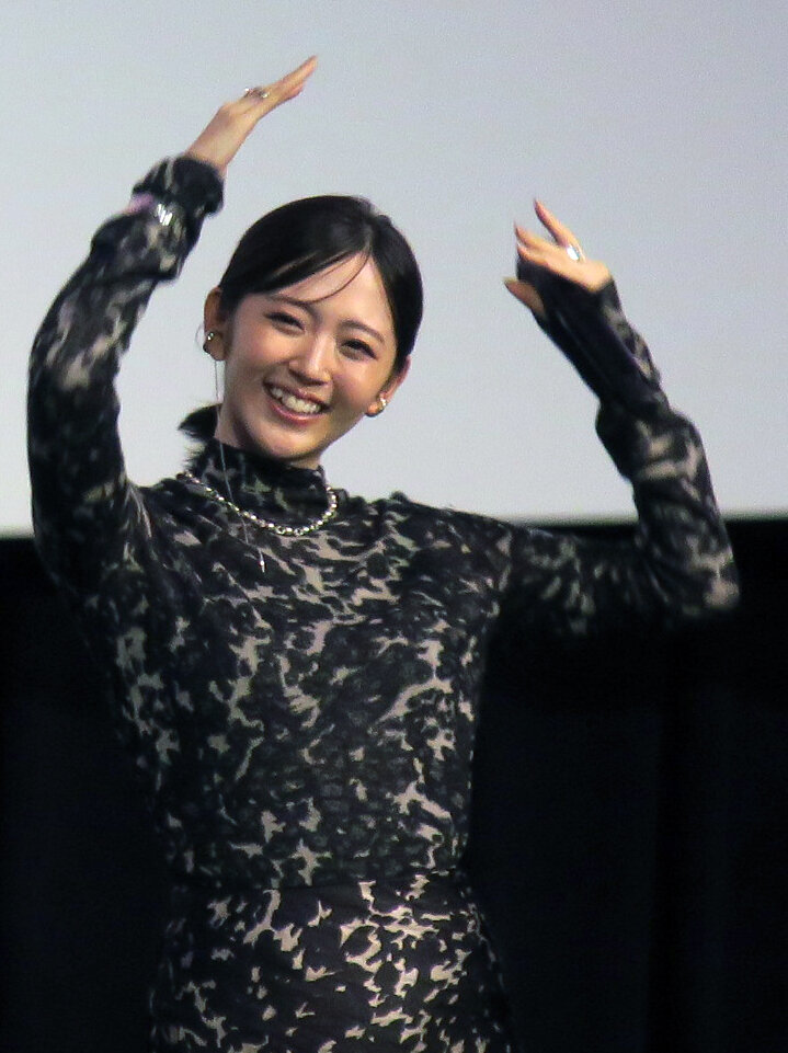 映画「昨夜は殺れたかも」公開記念舞台あいさつに登壇しダンスを披露する鈴木愛理