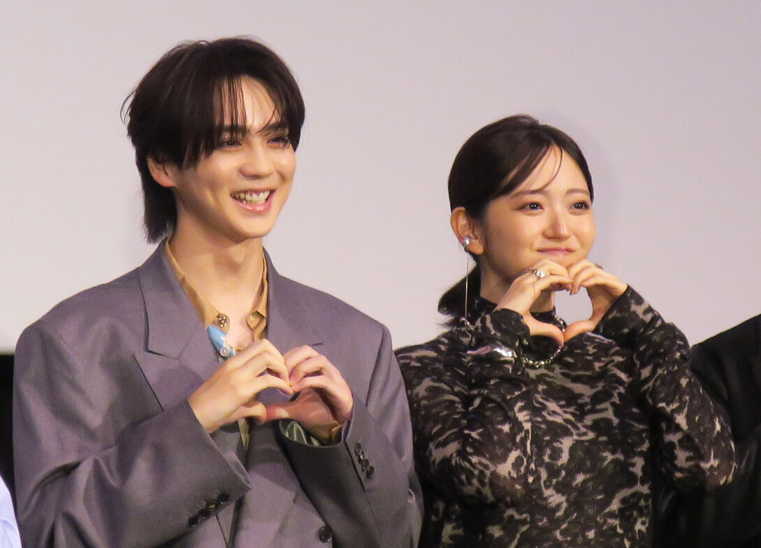 映画「昨夜は殺れたかも」公開記念舞台あいさつに登壇したダブル主演の吉野北人（左）、鈴木愛理（右）