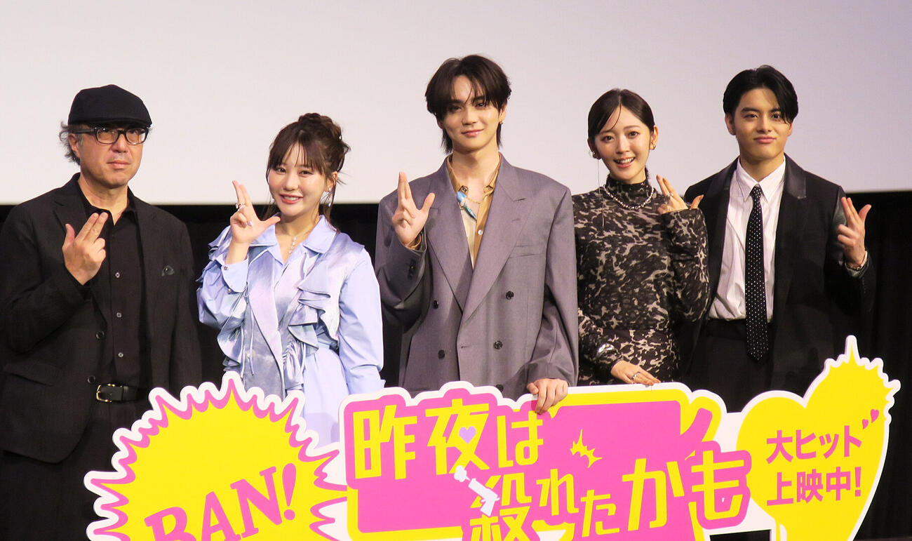 映画「昨夜は殺れたかも」公開記念舞台あいさつで。左から、松木創監督、田中美久、吉野北人、鈴木愛理、ISSEI