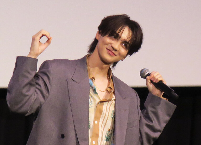映画「昨夜は殺れたかも」公開記念舞台あいさつに登壇しダンスを披露する吉野北人