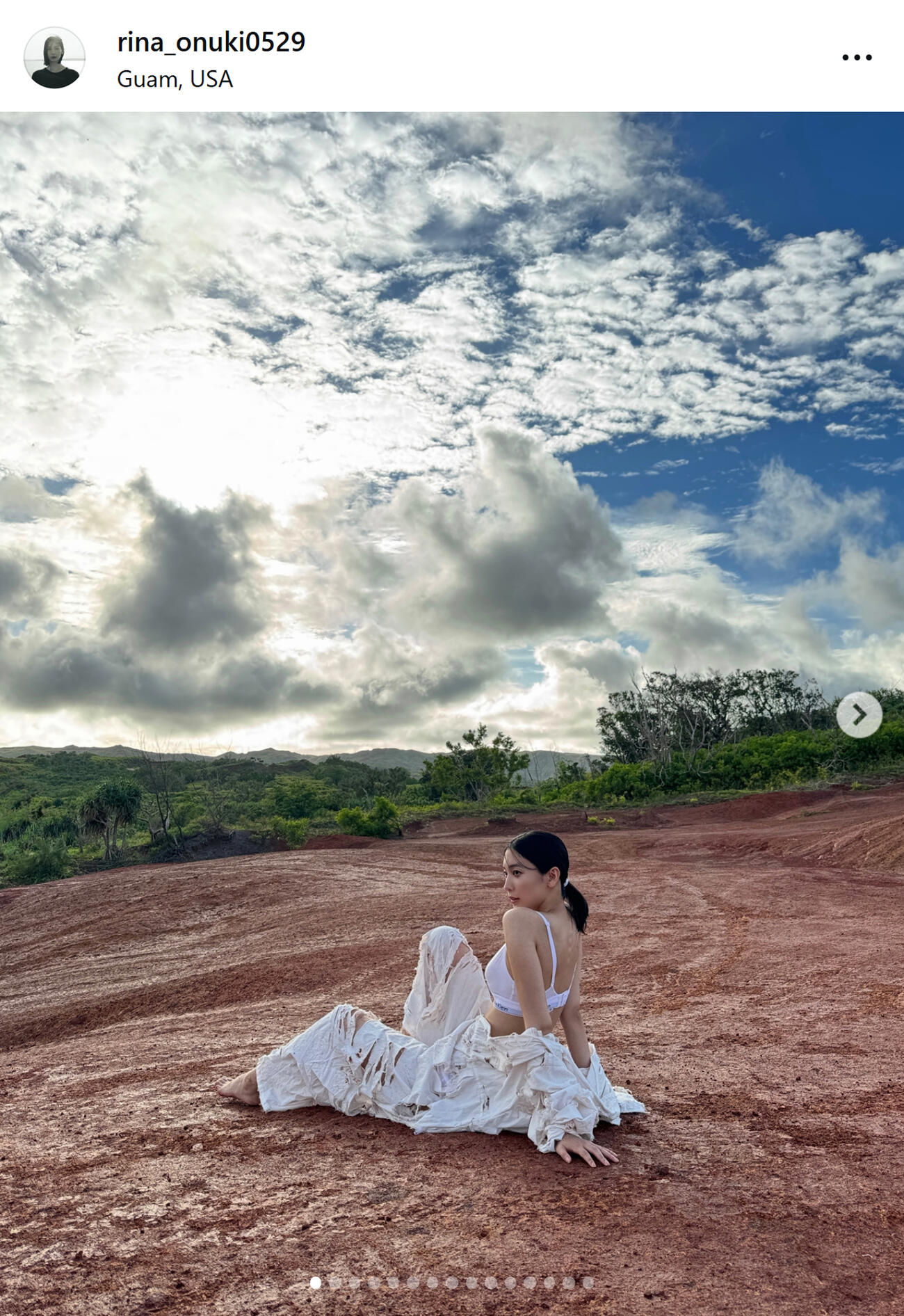 水着ショットを公開した小貫莉奈（小貫莉奈のインスタグラムから）