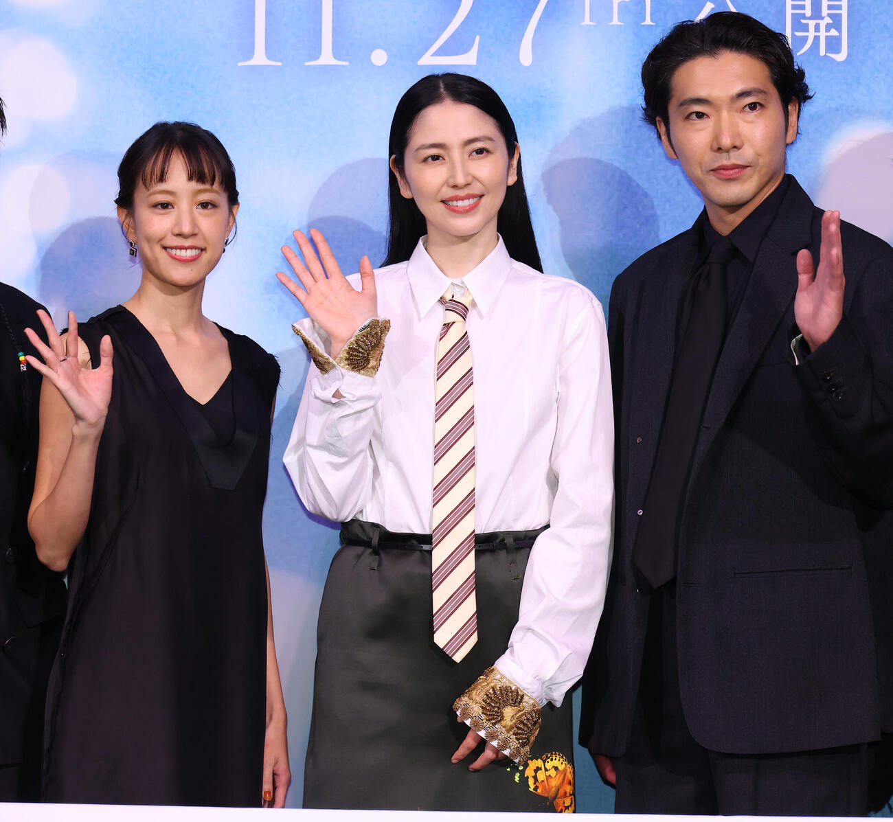 映画「このごにおよんで愛など」ジャパンプレミアで舞台あいさつする、左から石橋静河、長澤まさみ、柄本佑（撮影・中島郁夫）
