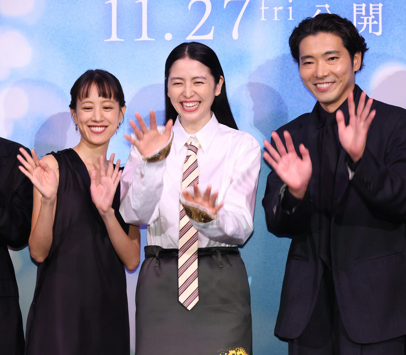 映画「このごにおよんで愛など」ジャパンプレミアで舞台あいさつする、左から石橋静河、長澤まさみ、柄本佑（撮影・中島郁夫）