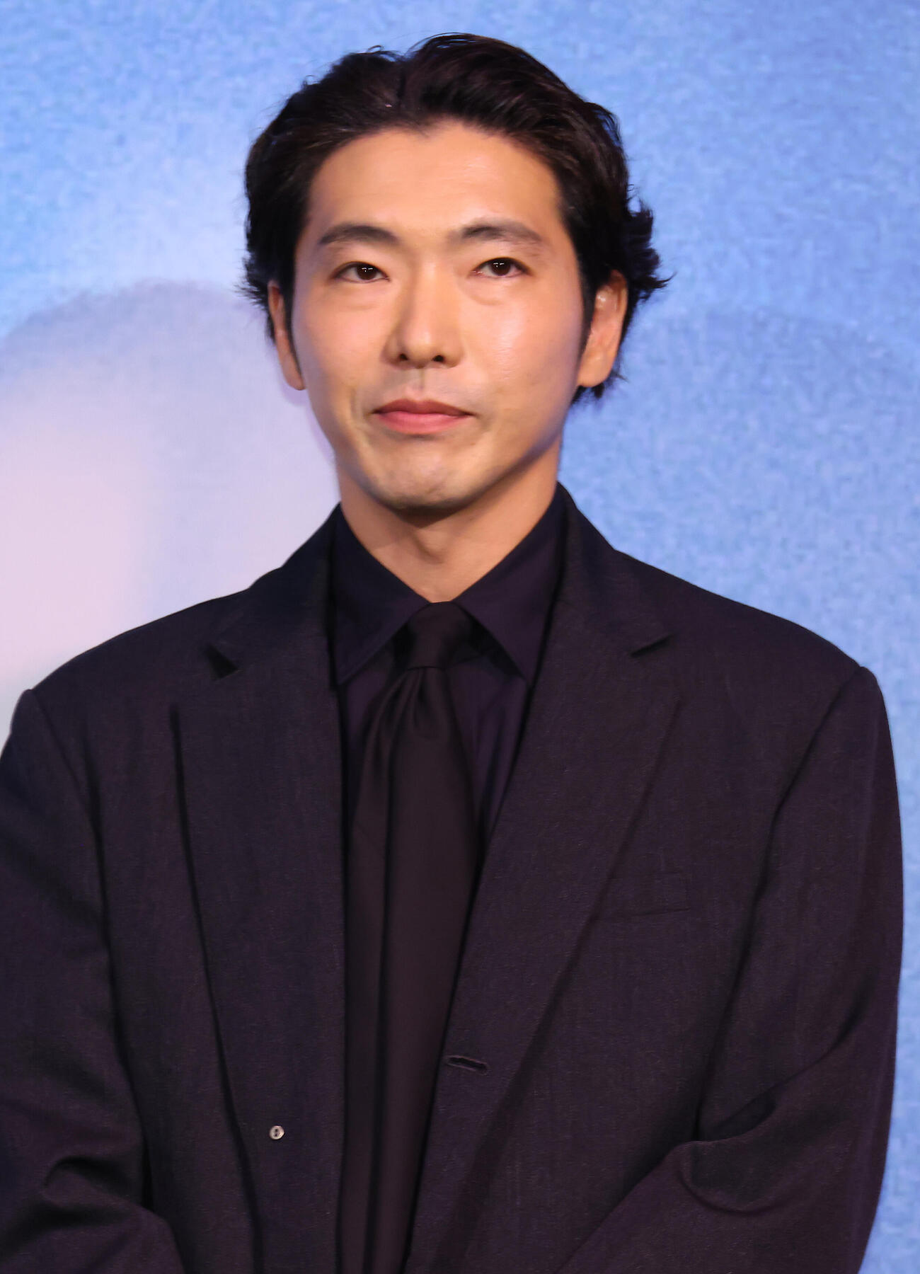 映画「このごにおよんで愛など」ジャパンプレミアで舞台あいさつする柄本佑（撮影・中島郁夫）