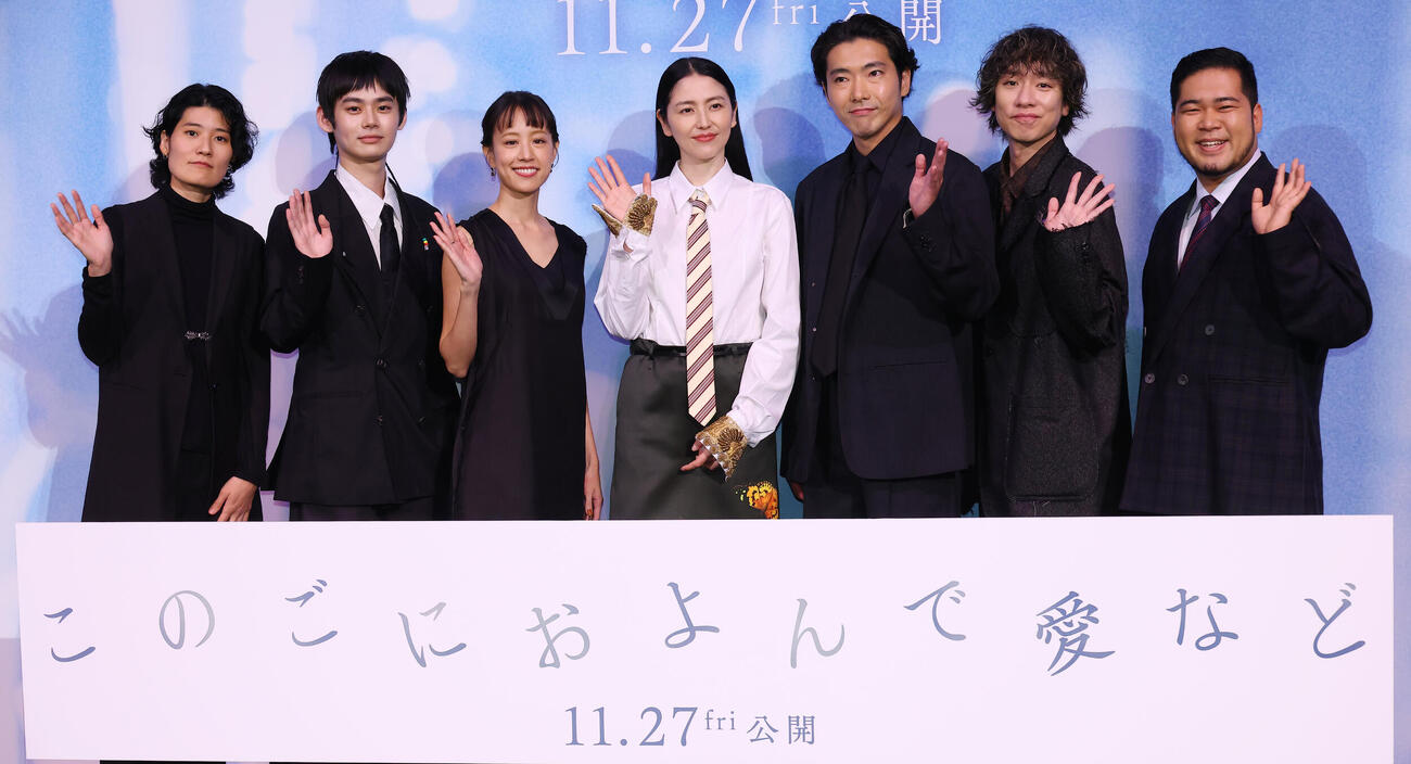 映画「このごにおよんで愛など」ジャパンプレミアで舞台あいさつする、左から広瀬奈々子監督、のせりん、石橋静河、長澤まさみ、柄本佑、落合モトキ、松井ケムリ（撮影・中島郁夫）