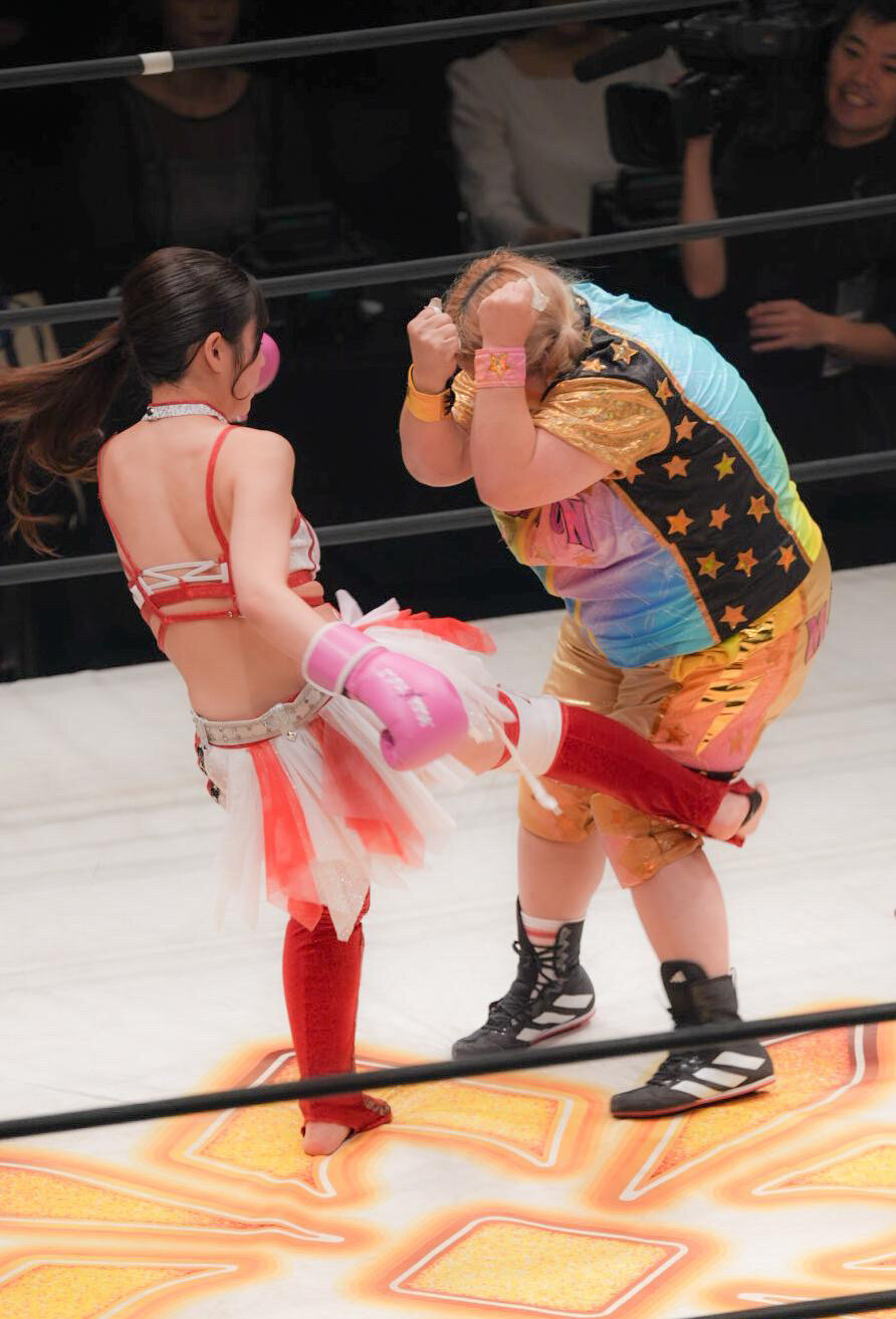 メガトンに右ローキックを放つちとせよしの
