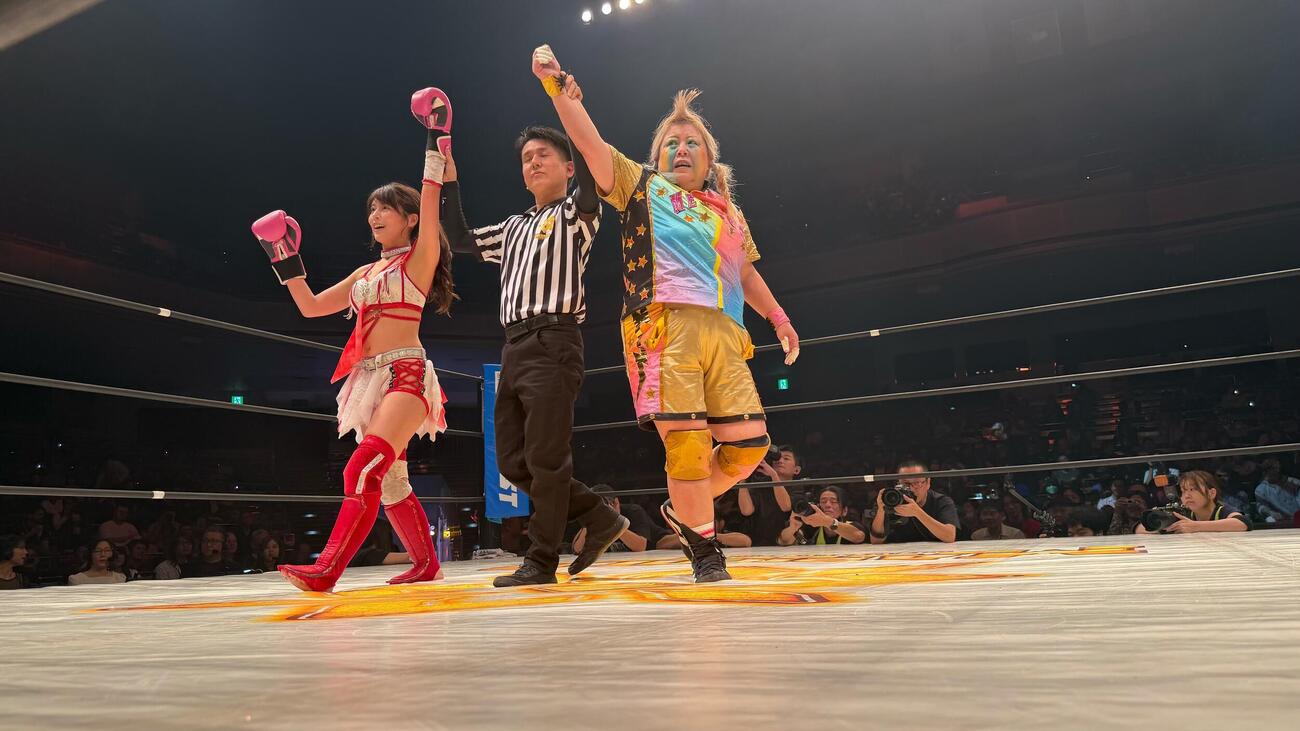 メガトンとのプロレスデビュー戦はドローとしたちとせよしの（左）