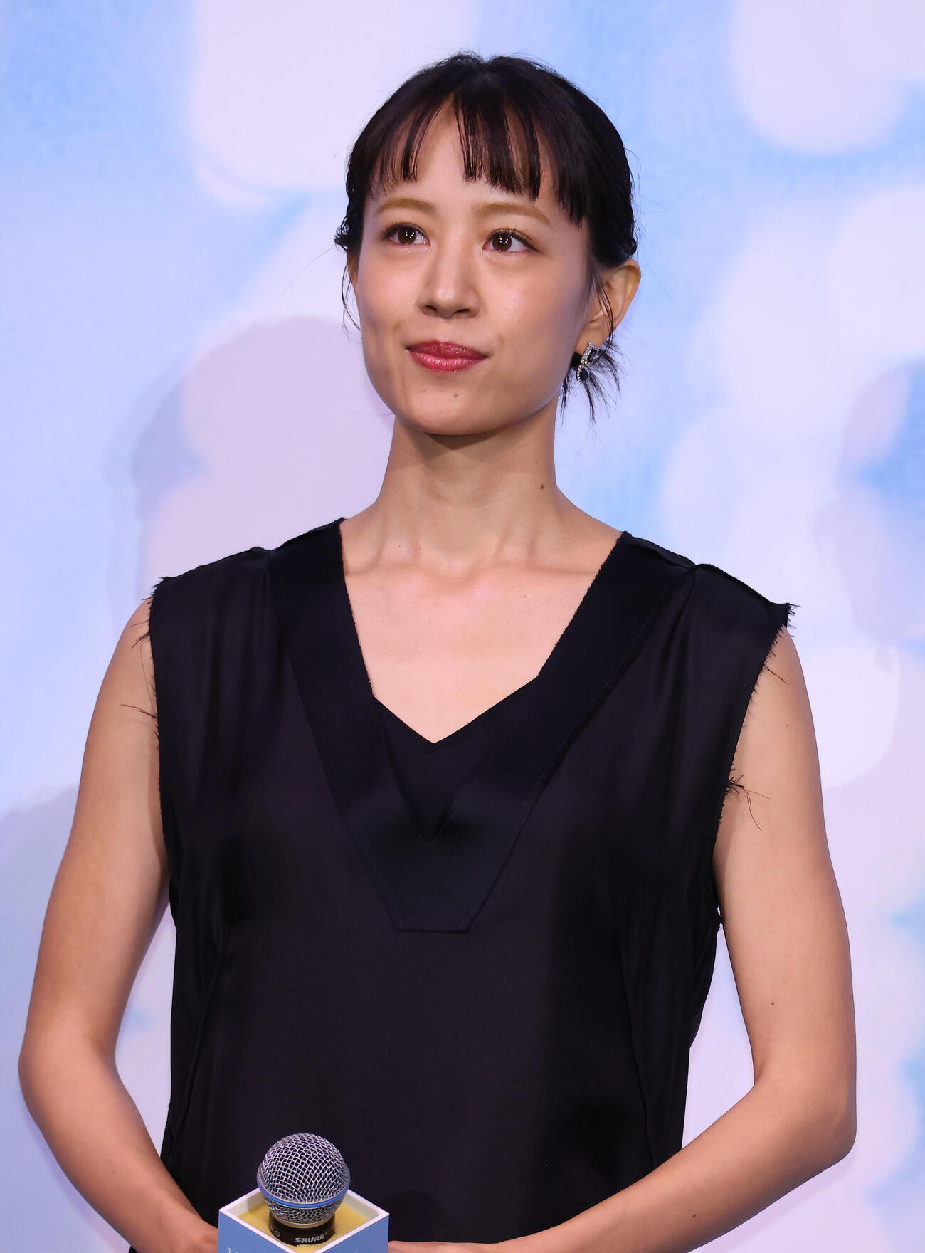 映画「このごにおよんで愛など」ジャパンプレミアで舞台あいさつする石橋静河（撮影・中島郁夫）