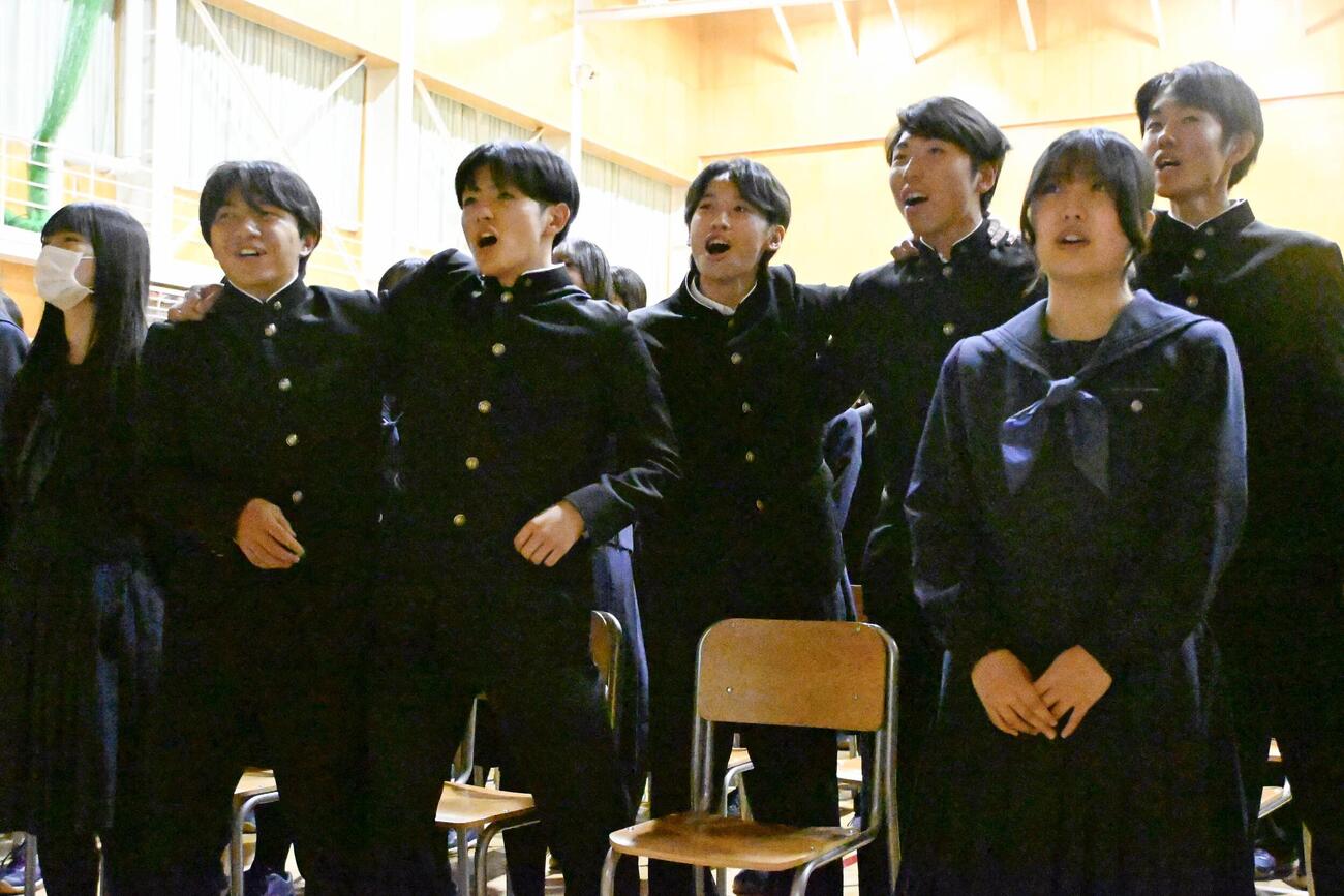 TERUが制作した新応援歌を歌う生徒ら（共同）