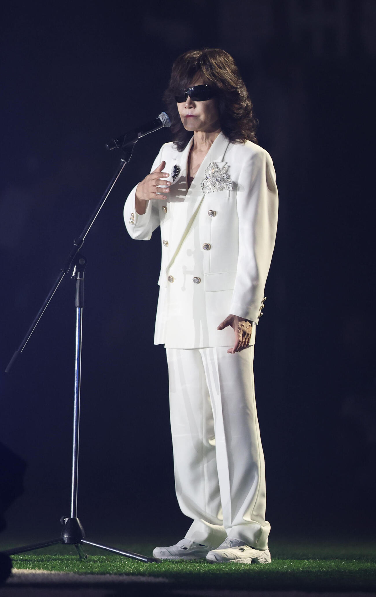 DeNA対ソフトバンク　君が代独唱する龍玄とし（撮影・梅根麻紀）