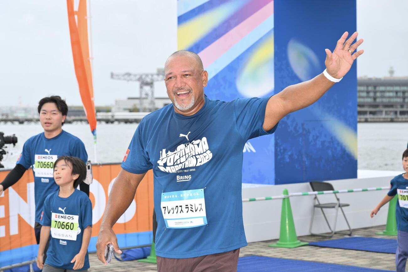 横浜マラソン2026のファンランでゴールするアレックス・ラミレス氏（撮影・滝沢徹郎）