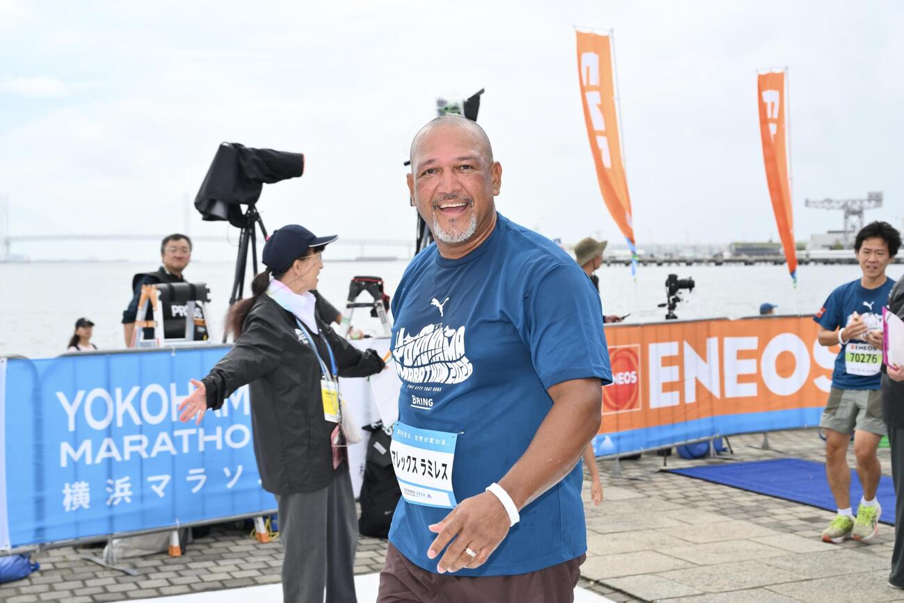 横浜マラソン2026のファンランでゴールするアレックス・ラミレス氏（撮影・滝沢徹郎）