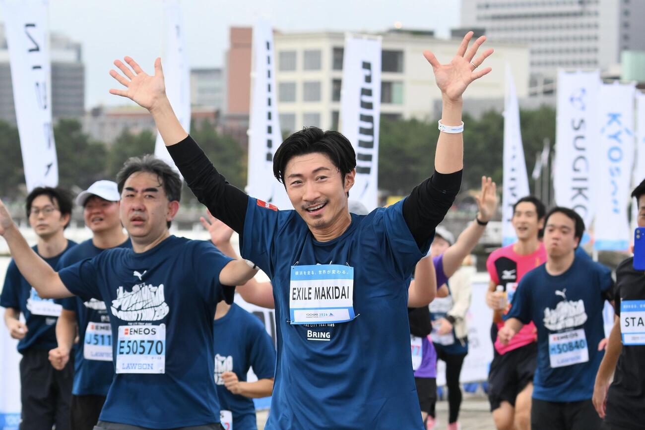 横浜マラソン2026のファンランでゴールするEXILEのMAKIDAI（中央）（撮影・滝沢徹郎）