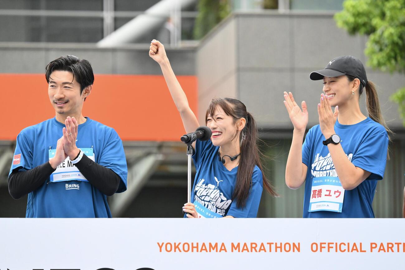 横浜マラソン2026スタート式であいさつする高城れに（中央）。左はEXILEのMAKIDAIと高橋ユウ（撮影・滝沢徹郎）