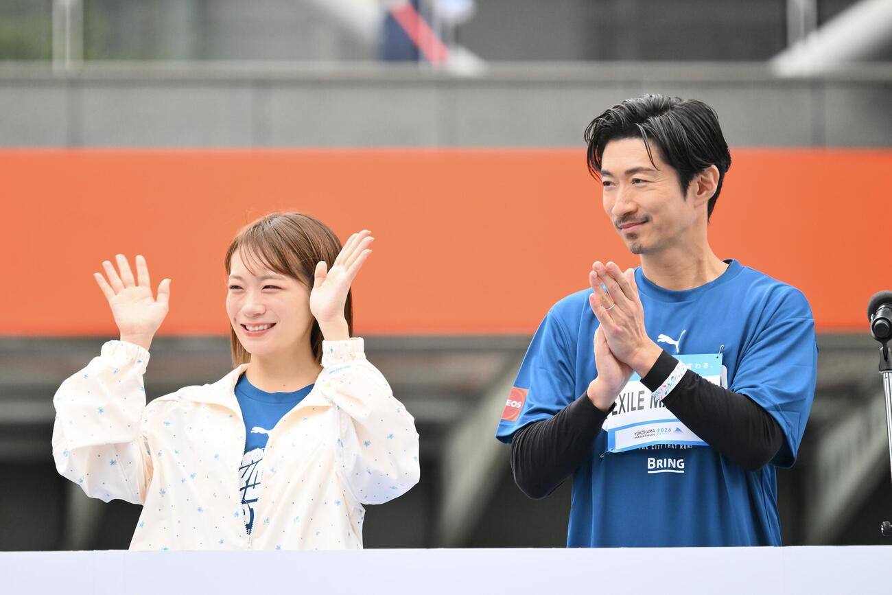 横浜マラソン2026スタート式に臨む秋元真夏（左）とEXILEのMAKIDAI（撮影・滝沢徹郎）