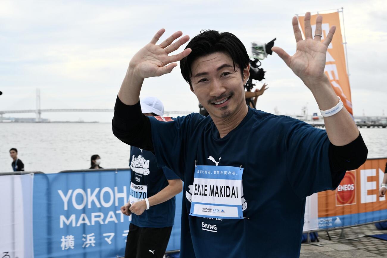 横浜マラソン2026のファンランでゴールしたEXILEのMAKIDAI（中央）（撮影・滝沢徹郎）