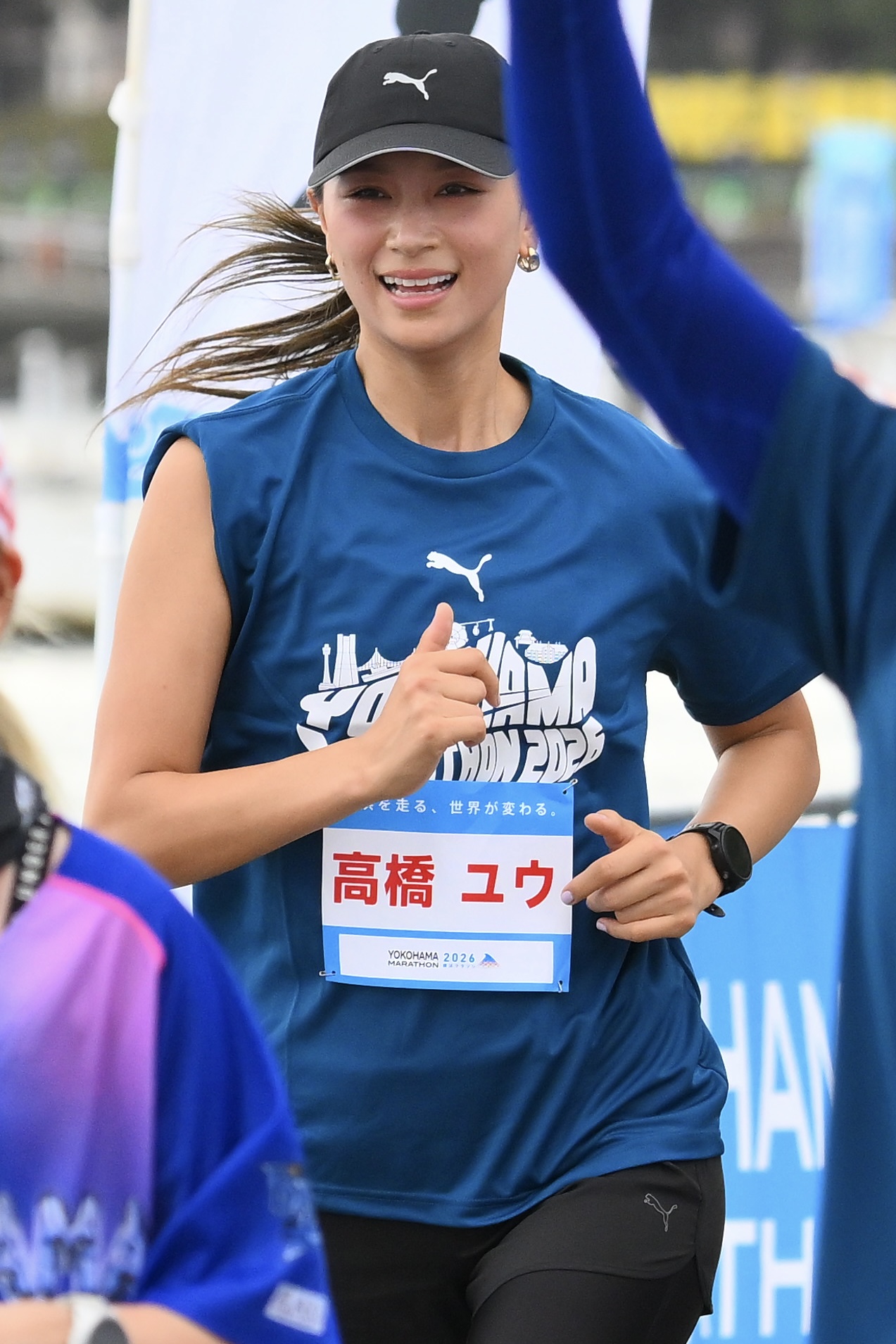 横浜マラソン2026のファンランで走る高橋ユウ（撮影・滝沢徹郎）