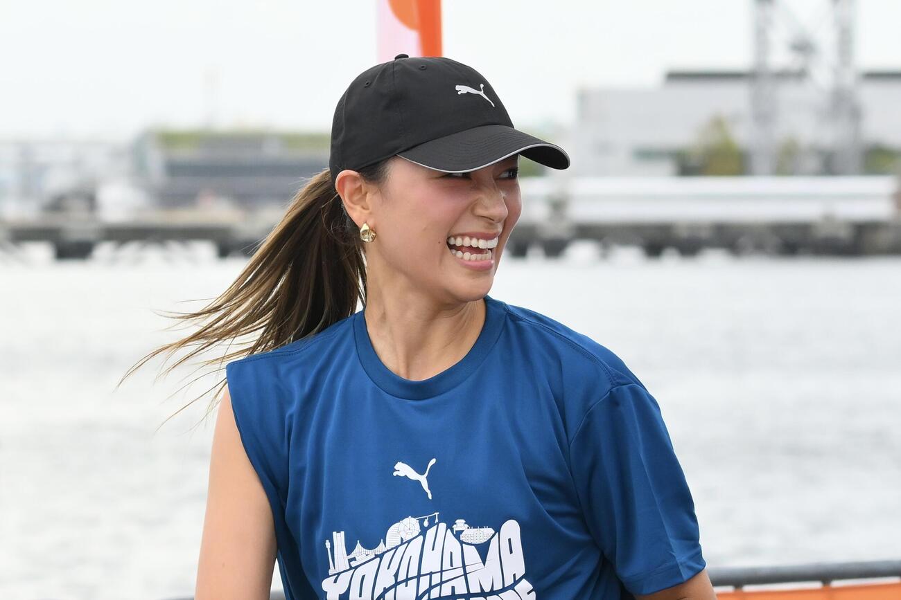 横浜マラソン2026のファンランを終え笑顔の高橋ユウ（撮影・滝沢徹郎）