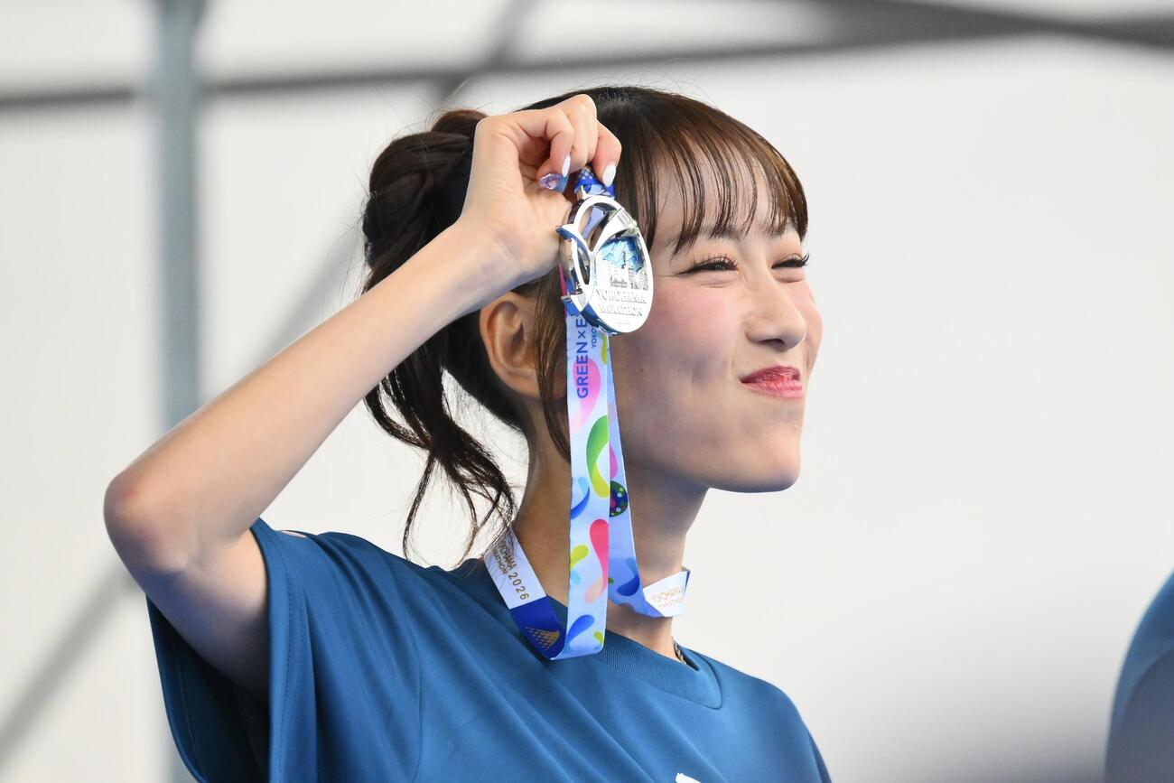 横浜マラソン2026で初フルマラソンを完走した高城れには記念のメダルを掲げる（撮影・滝沢徹郎）