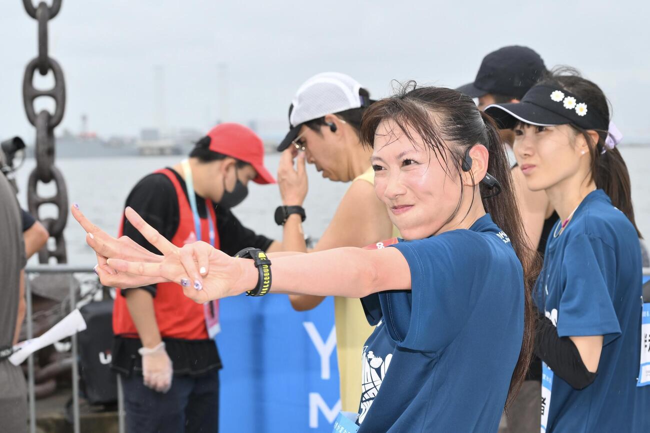 横浜マラソン2026でゴールしポーズを決める高城れに（撮影・滝沢徹郎）