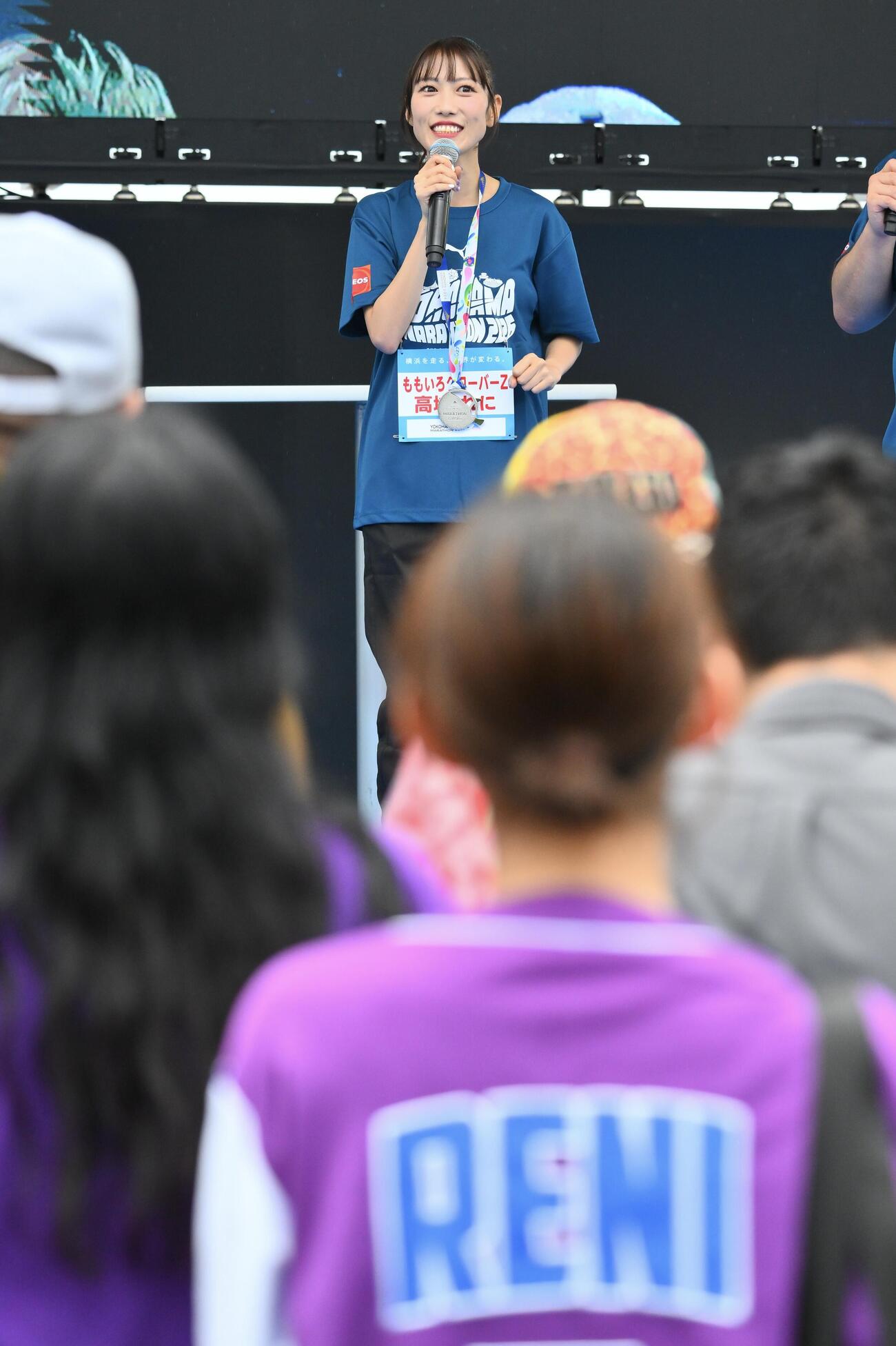 横浜マラソン2026で初フルマラソンを完走した高城れには笑顔でトークする（撮影・滝沢徹郎）