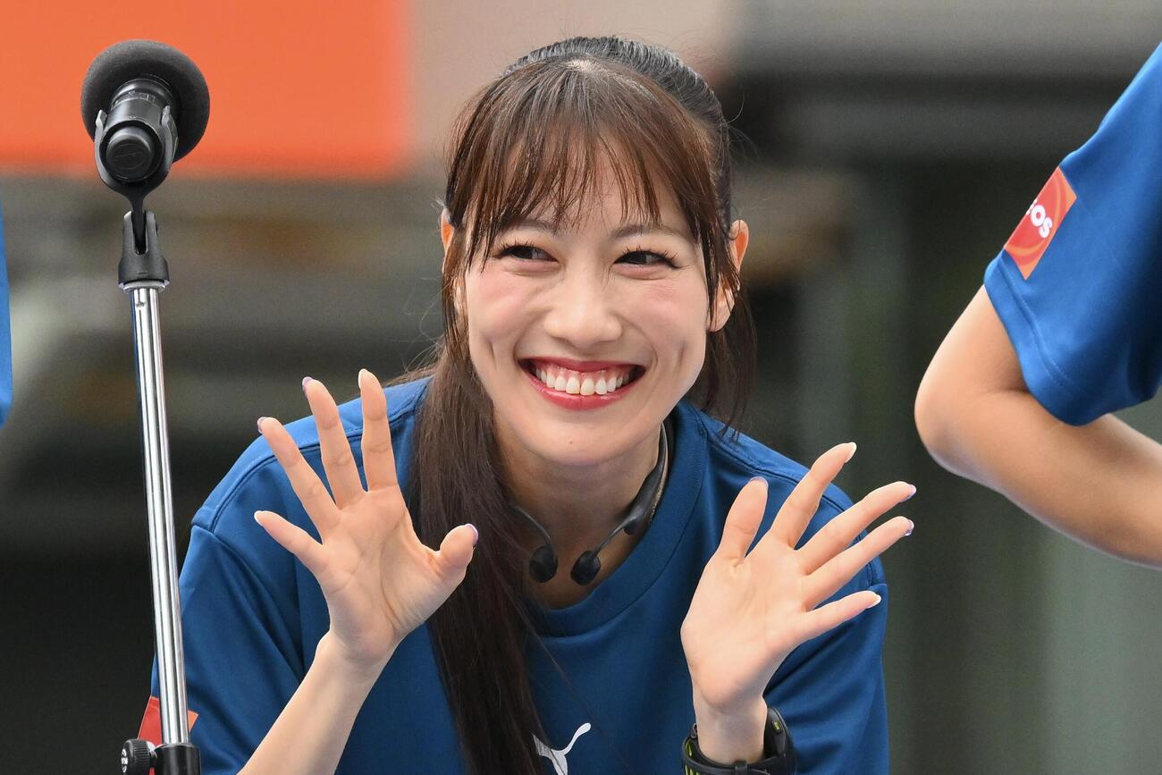 横浜マラソン2026でスタートしたランナーに手を振る高城れに（撮影・滝沢徹郎）