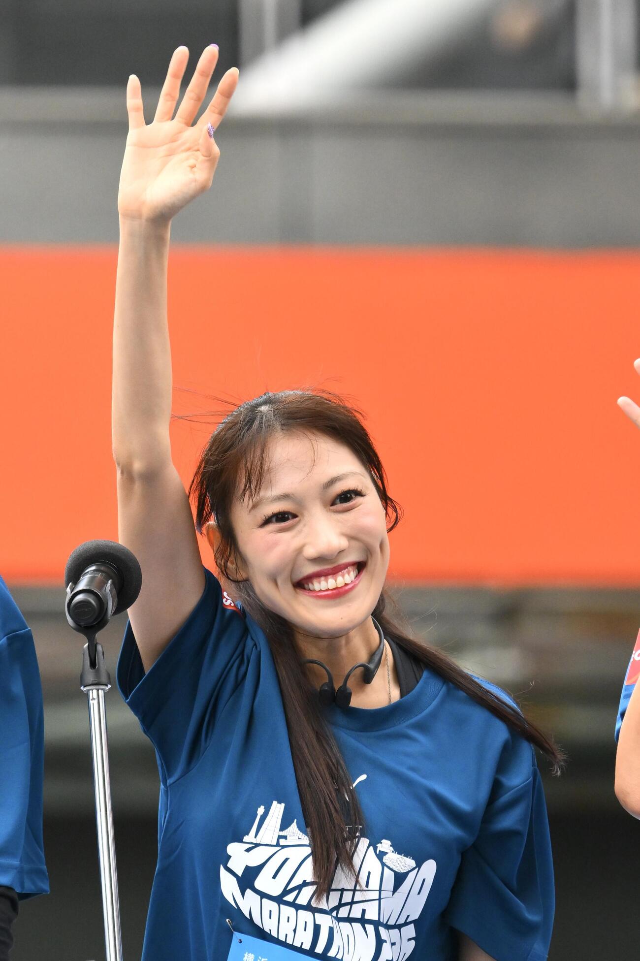 横浜マラソン2026でスタートしたランナーに手を振る高城れに（撮影・滝沢徹郎）
