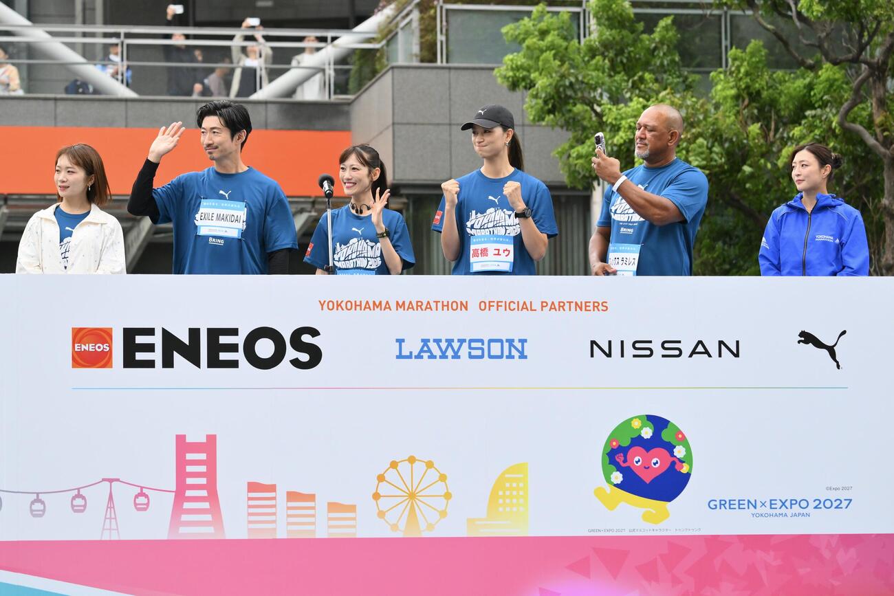 横浜マラソン2026でスタート式に臨む高城れに（左から3人目）ら。左から秋元真夏、EXILEのMAKIDAI、1人おいて高橋ユウ、アレックス・ラミレス氏、角田夏美さん（撮影・滝沢徹郎）
