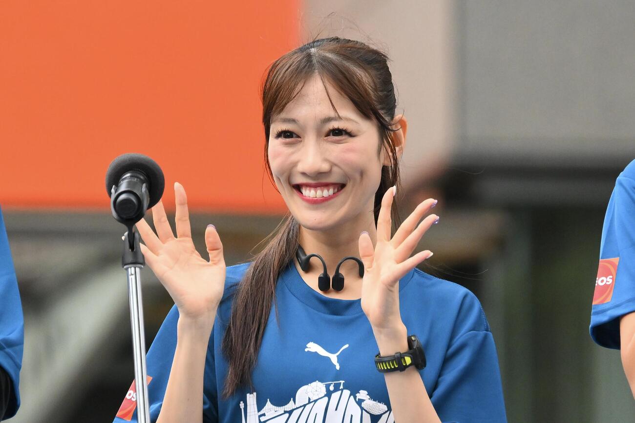 横浜マラソン2026でスタートしたランナーに手を振る高城れに（撮影・滝沢徹郎）
