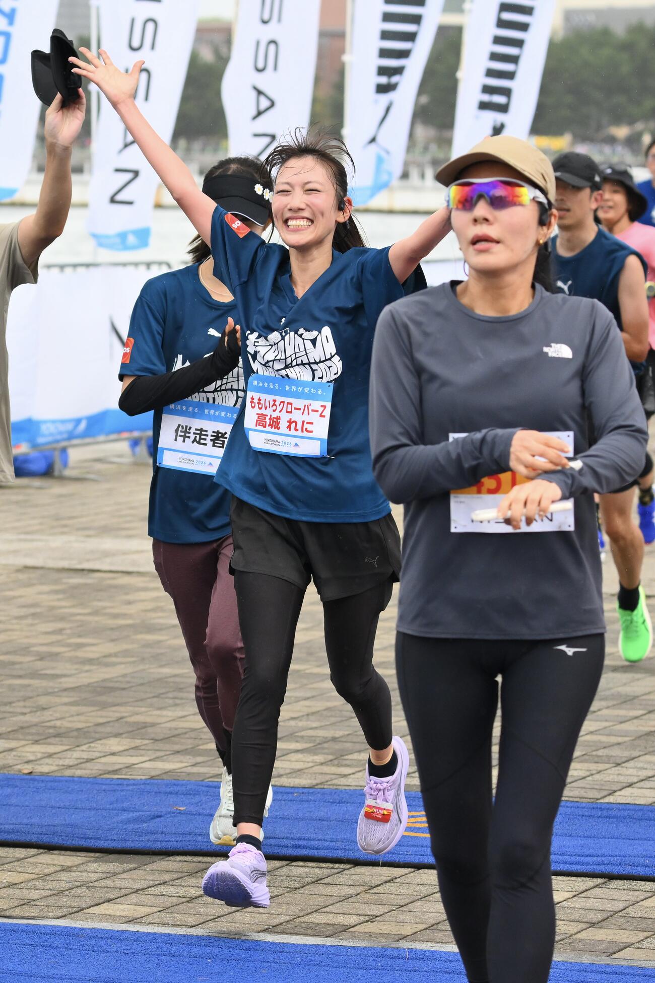 横浜マラソン2026でゴールする高城れに（中央）（撮影・滝沢徹郎）