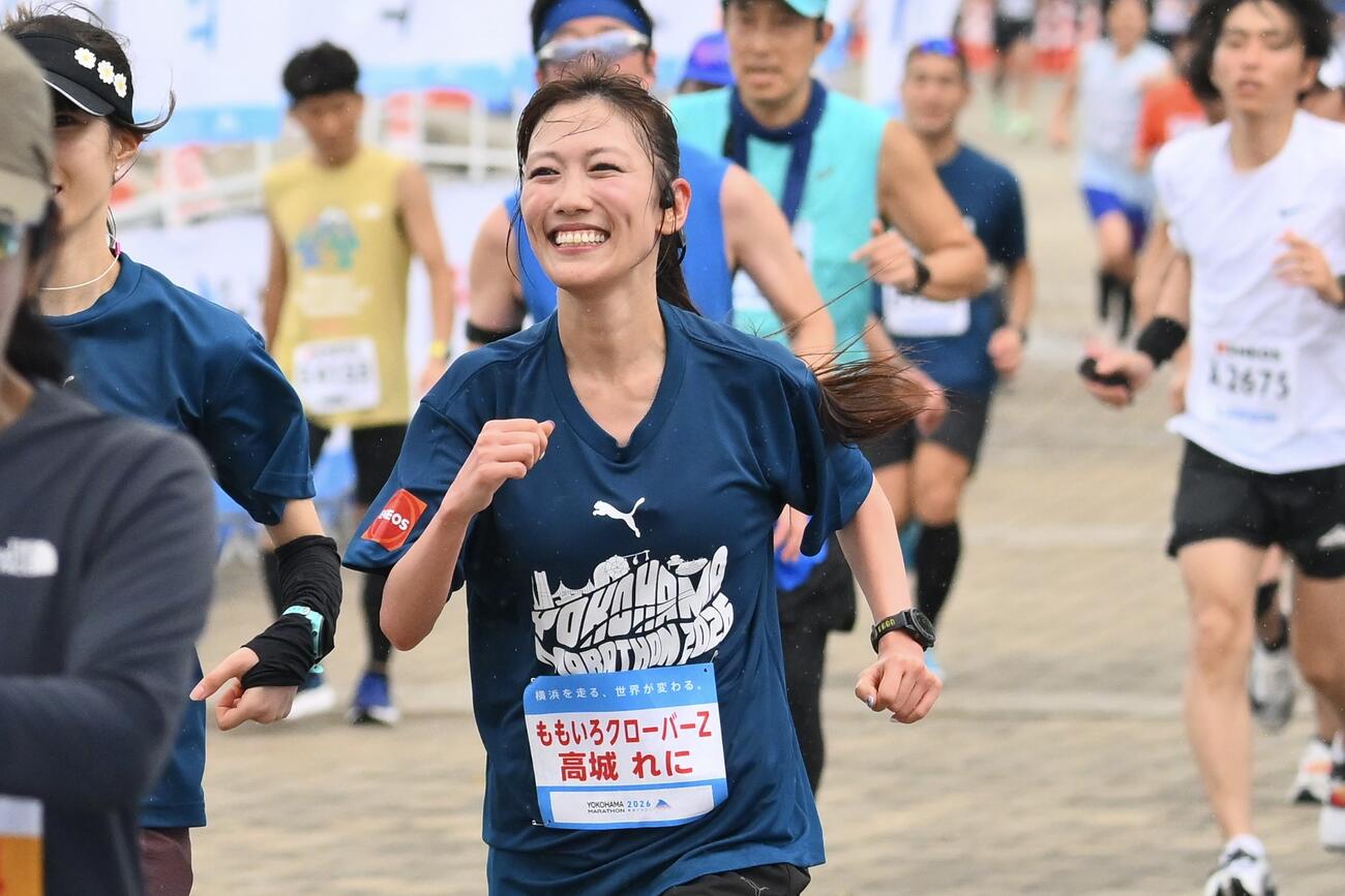 横浜マラソン2026でゴールに向かい走る高城れに（中央）（撮影・滝沢徹郎）