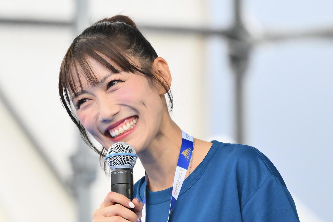 横浜マラソン2026で初フルマラソンを完走した高城れには笑顔でトークする（撮影・滝沢徹郎）