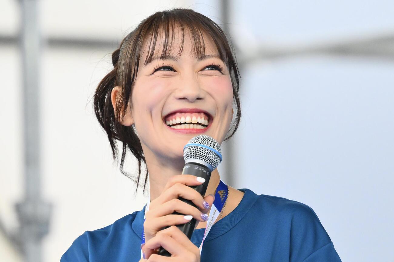 横浜マラソン2026で初フルマラソンを完走した高城れには笑顔でトークする（撮影・滝沢徹郎）