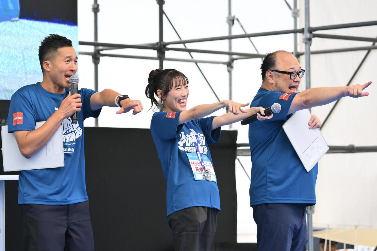 横浜マラソン2026で初フルマラソンを完走した高城れに（中央）はステージでポーズを決める（撮影・滝沢徹郎）