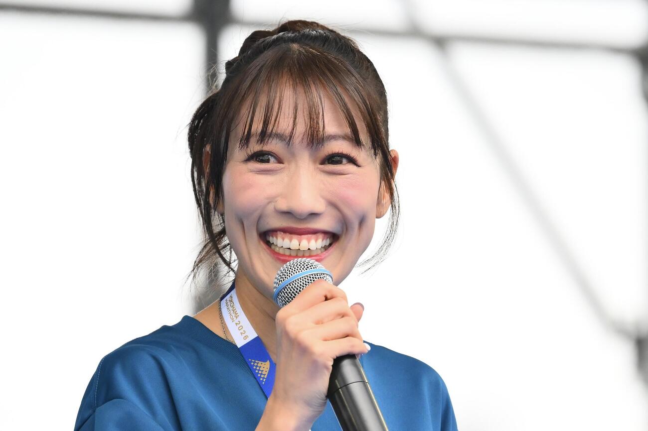 横浜マラソン2026で初フルマラソンを完走した高城れには笑顔でトークする（撮影・滝沢徹郎）