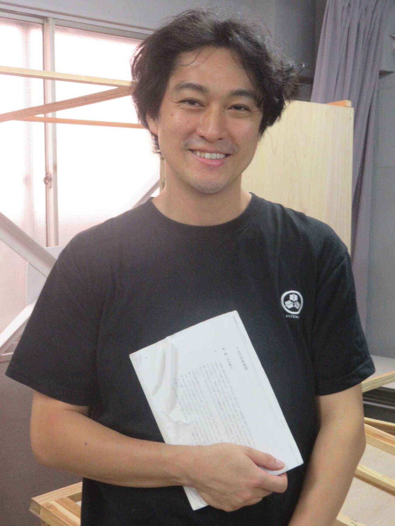 舞台「下谷万年町物語」で父渡辺謙が演じた役に初挑戦。稽古場でインタビューに応じた渡辺大（撮影・川田和博）