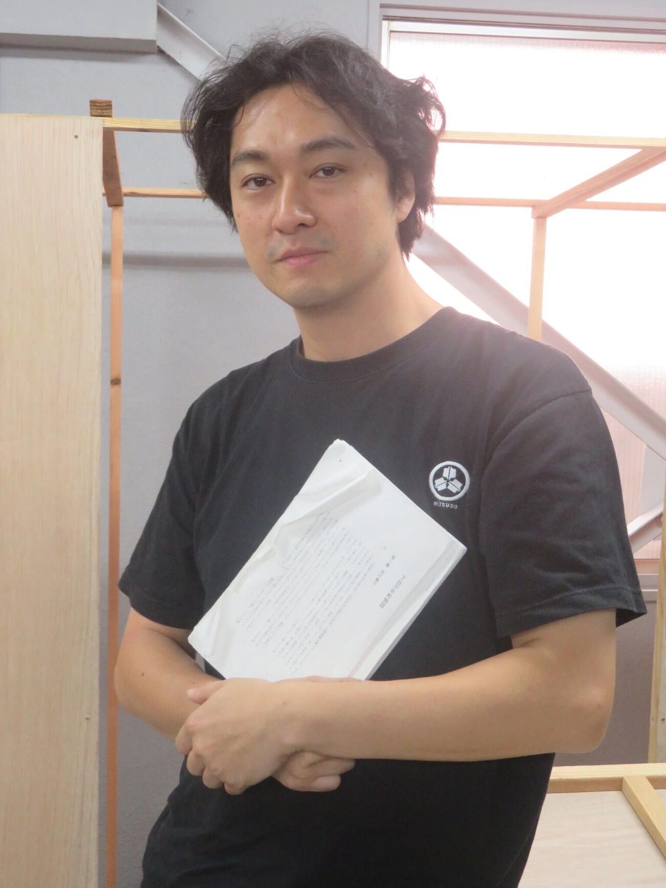 舞台「下谷万年町物語」で父渡辺謙が演じた役に初挑戦。稽古場でインタビューに応じた渡辺大（撮影・川田和博）