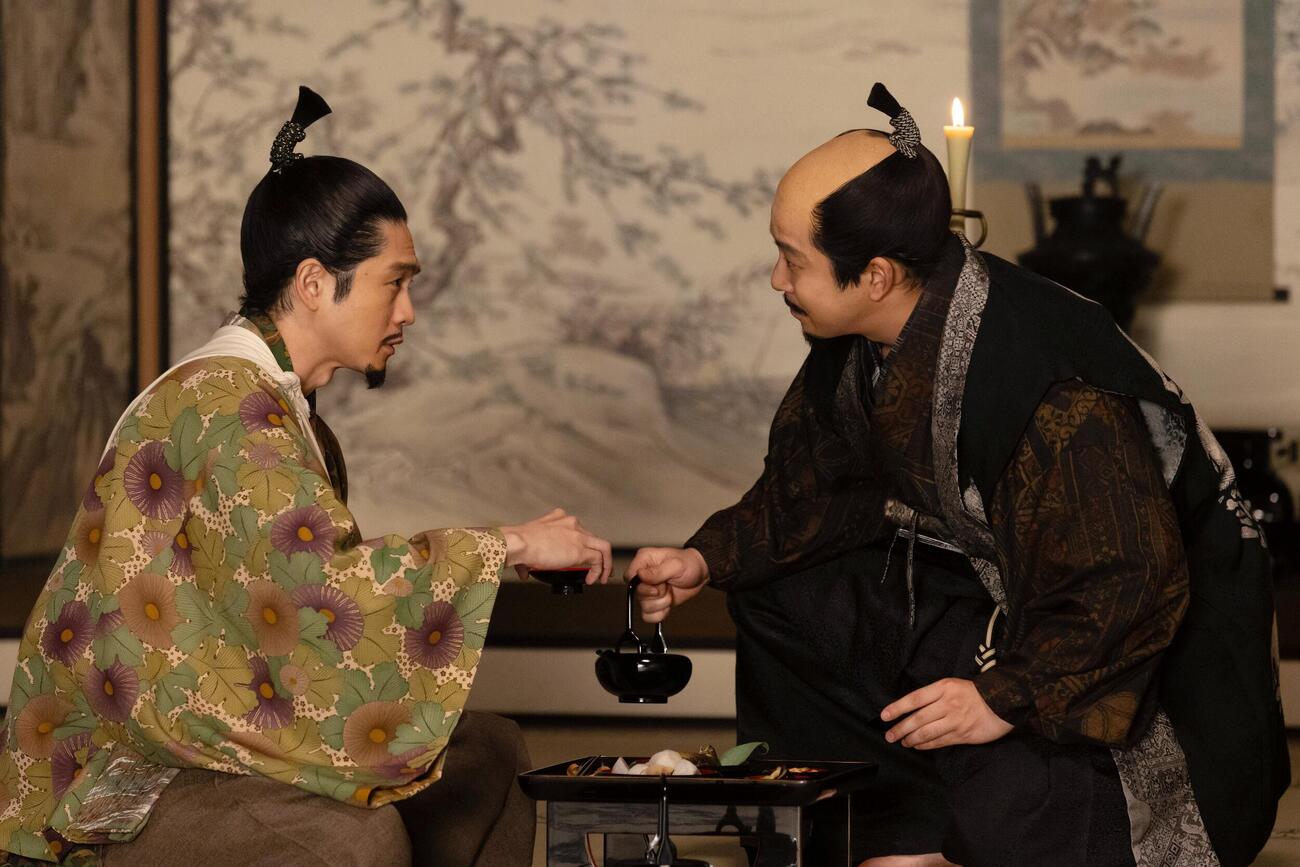 「豊臣兄弟！」で徳川家康を演じる松下洸平（左）。右は豊臣秀長役の仲野太賀