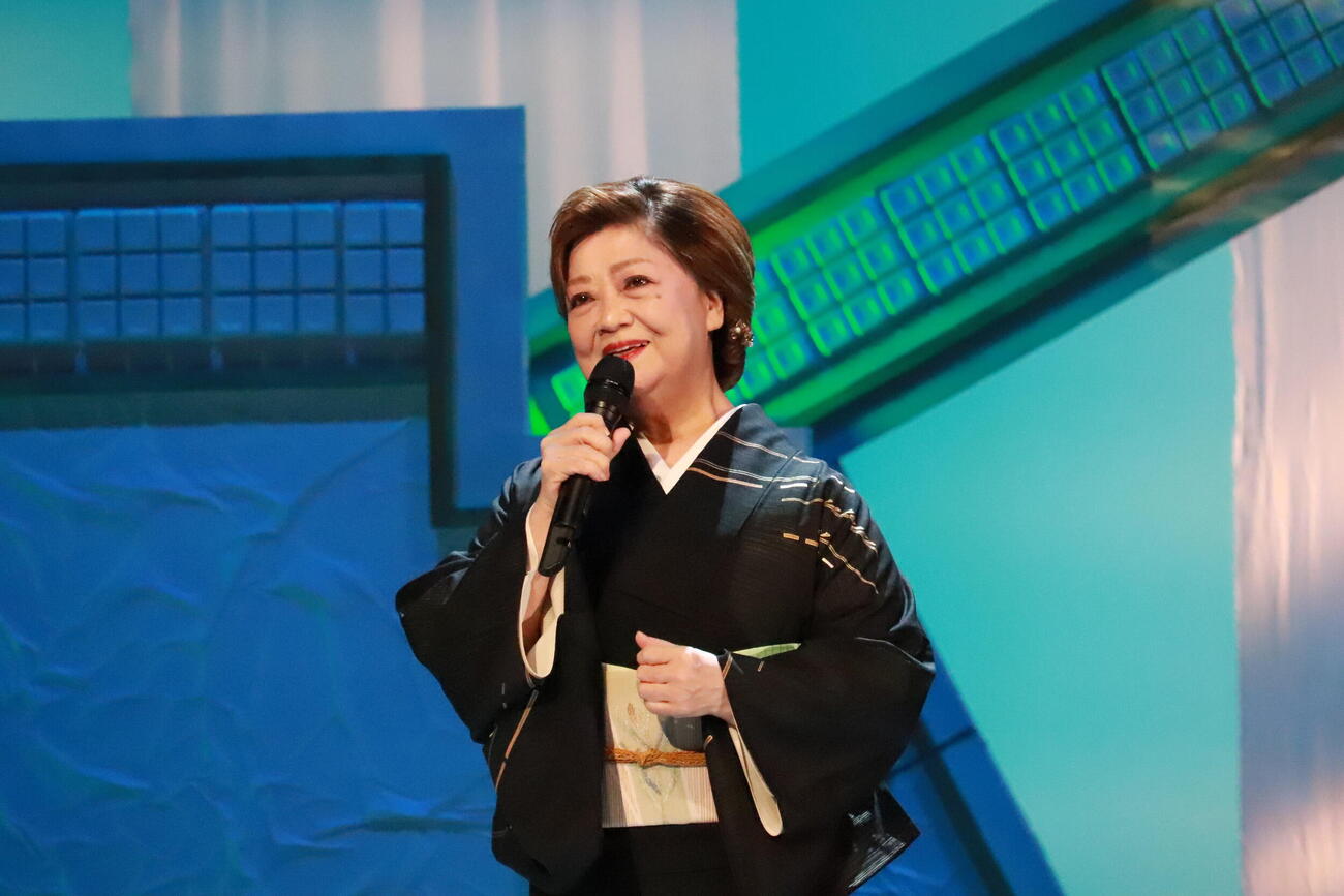 日本歌手協会主催「第53回歌謡祭」のチャリティーオークションに出品される松原のぶえさんの着物