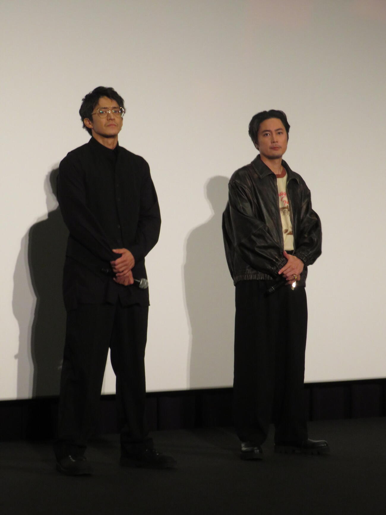 バッド・ルーテナント：トウキョウ」（三池崇史監督）公開記念舞台あいさつに登壇した小栗旬（左）と間宮祥太朗