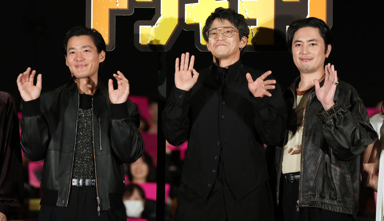 笑顔を見せる、左から野村周平、小栗旬、間宮祥太朗（撮影・たえ見朱実）