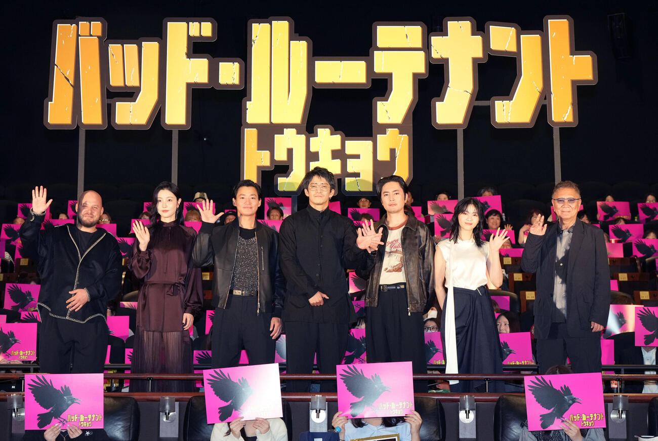 映画「バッド・ルーテナント：トウキョウ」の公開記念舞台あいさつに登壇した、左からサム・プレスマンプロデューサー、向里祐香、野村周平、小栗旬、間宮祥太朗、西野七瀬、三池崇史監督（撮影・たえ見朱実）