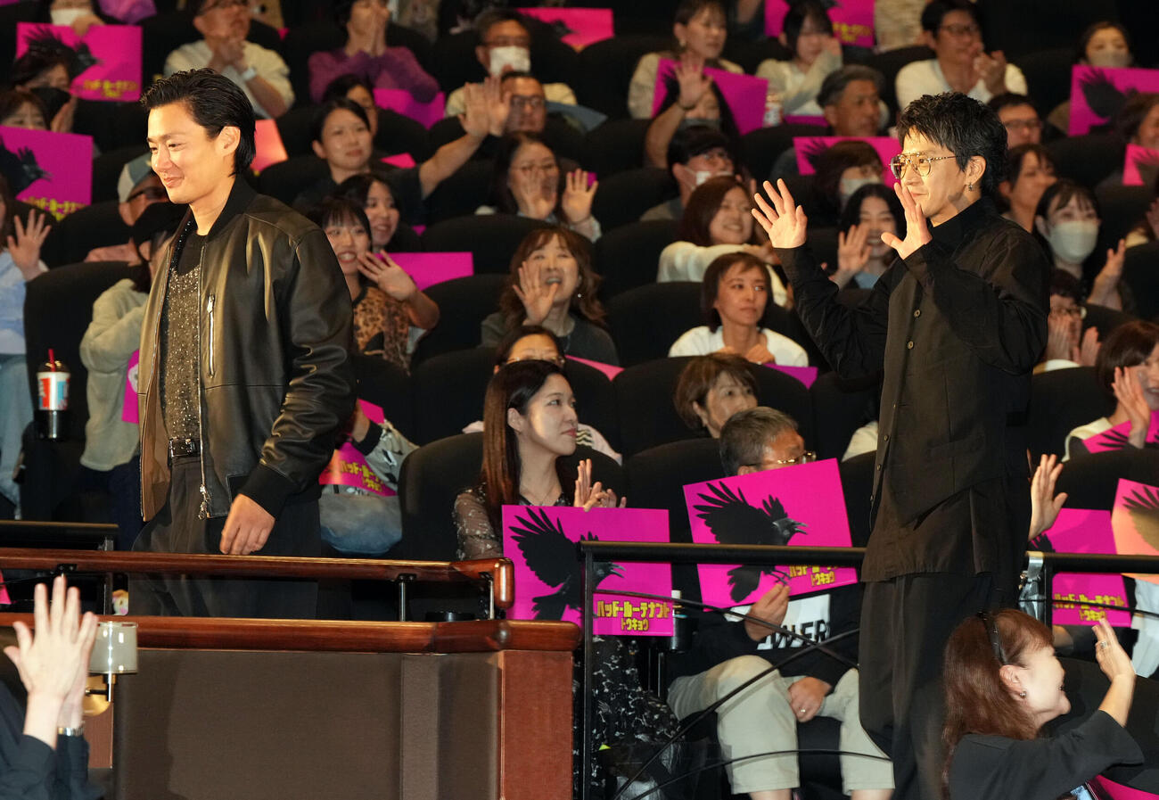 ファンの声援に答える野村周平（左）と小栗旬（撮影・たえ見朱実）