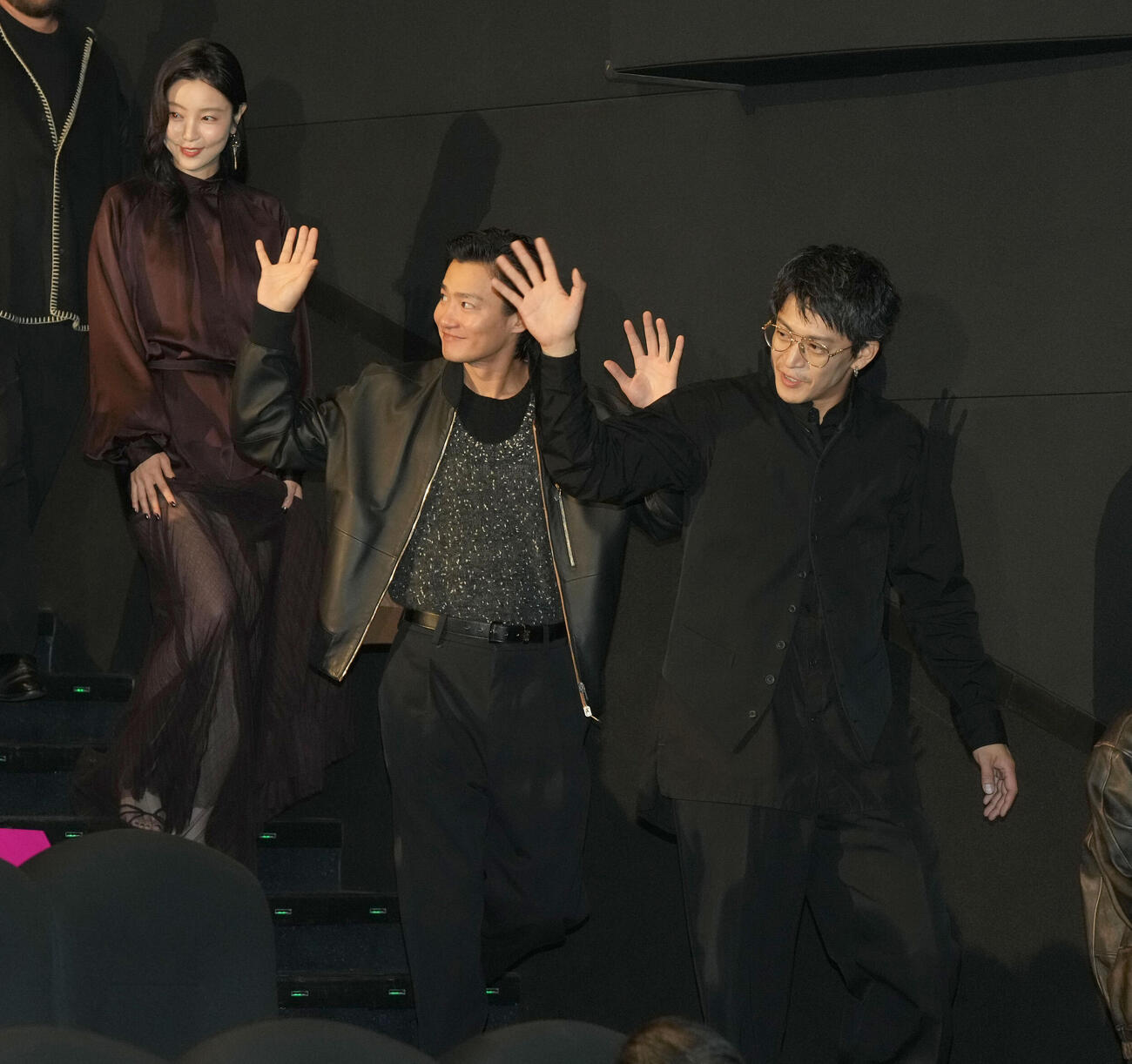 ファンの声援に応える、右から小栗旬、野村周平、向里祐香（撮影・たえ見朱実）