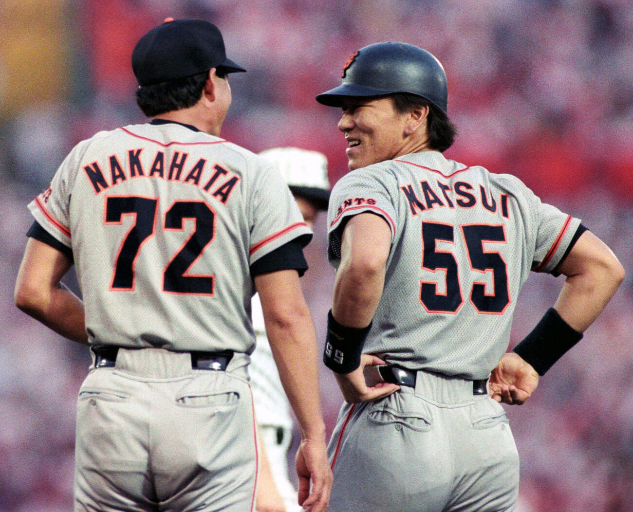 右前安打を放った巨人・松井秀喜は中畑清コーチと談笑（1994年7月撮影）