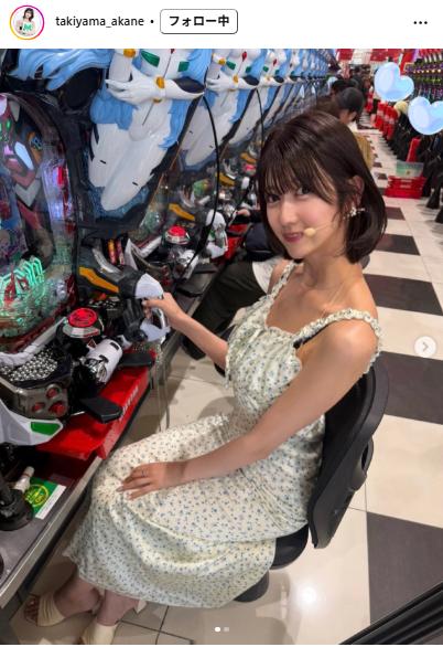 瀧山あかねの花柄のキャミワンピ姿（瀧山あかねアナのインスタグラムから）