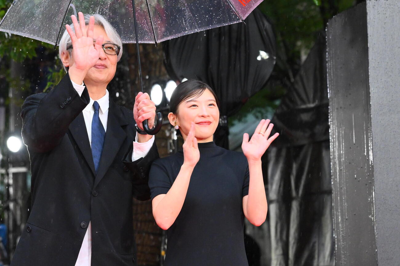 レッドカーペットで記念撮影する伊藤沙莉（右）（撮影・滝沢徹郎）