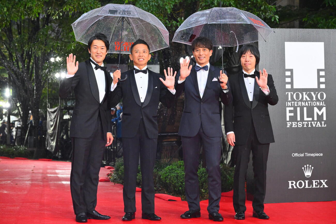 オープニングイベントレッドカーペットで記念撮影する宮本恒明日本サッカー協会会長（左から3人目）（撮影・滝沢徹郎）