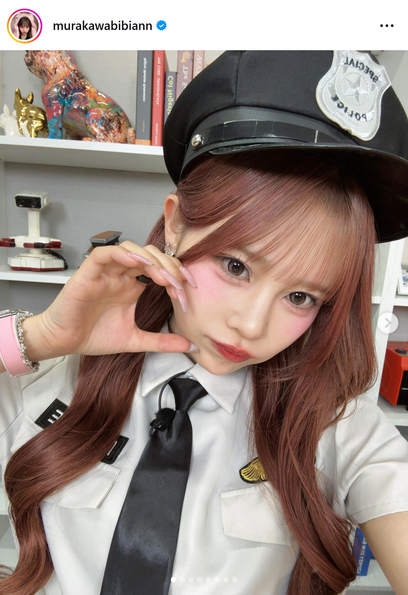ミニスカポリスコスプレ姿（村川緋杏のインスタグラムから）